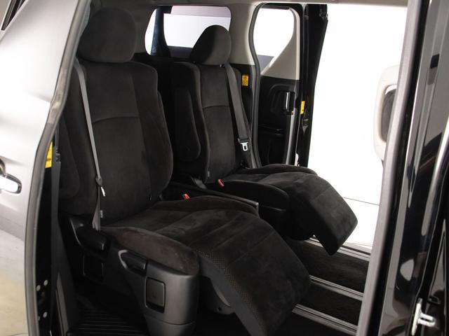 セカンドシートは７人乗りのキャプテンシートタイプとなっております！オットマンも装備してますので、足を伸ばしくつろぐ事が出来ます！