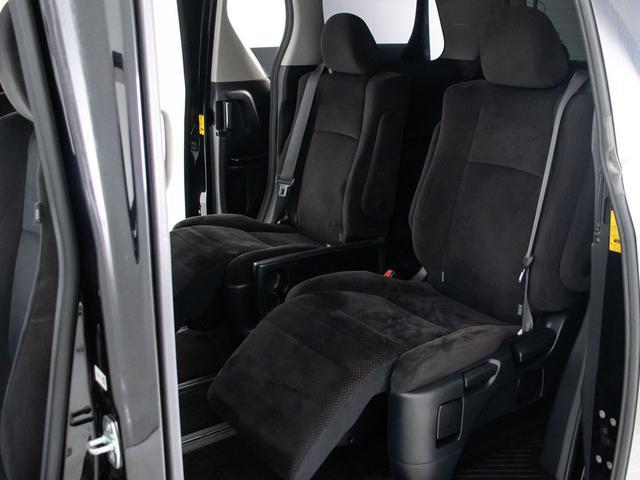 セカンドシートは７人乗りのキャプテンシートタイプとなっております！オットマンも装備してますので、足を伸ばしくつろぐ事が出来ます！