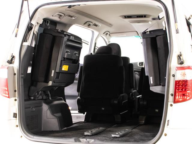 ラゲッジスペースも広々しています！サードシートの背もたれは跳ね上げ式となり、長尺物でも積み込みが楽々です。