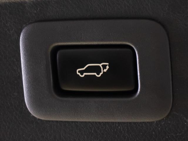 スイッチ操作でトランクリッドの自動開閉が行えます。電子キー本体のワイヤレス機能や運転席のスイッチからでもオープン操作が可能です！高級車ならではの快適装備です！！