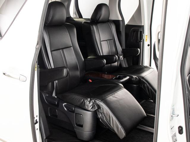 セカンドシートは７人乗りのキャプテンシートタイプとなっております！オットマンも装備してますので、足を伸ばしくつろぐ事が出来ます！