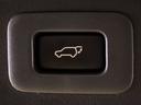 スイッチ操作でトランクリッドの自動開閉が行えます。電子キー本体のワイヤレス機能や運転席のスイッチからでもオープン操作が可能です!高級車ならではの快適装備です!!