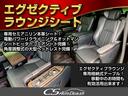 エグゼクティブラウンジシート!専用セミアニリン本革シート!電動調整できるパワーリクライニング&オットマンをはじめ、首回りの負担を軽減する角度調整式の大型ヘッドレスト完備!