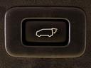 スイッチ操作でトランクリッドの自動開閉が行えます。電子キー本体のワイヤレス機能や運転席のスイッチからでもオープン操作が可能です!高級車ならではの快適装備です!!
