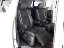 セカンドシートは7人乗りのキャプテンシートタイプとなっております!オットマンも装備してますので、足を伸ばしくつろぐ事が出来ます!