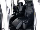 エグゼクティブシートパッケージではセカンドシートは個別シートになっています。左右に肘置きがあり、フィット感がとてもあり、車が左右に曲がるときでも身体が揺られることが少ないです。