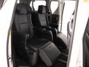 セカンドシートは7人乗りのキャプテンシートタイプとなっております!オットマンも装備してますので、足を伸ばしくつろぐ事が出来ます!