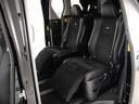 セカンドシートは7人乗りのキャプテンシートタイプとなっております!オットマンも装備してますので、足を伸ばしくつろぐ事が出来ます!