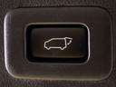 スイッチ操作でトランクリッドの自動開閉が行えます。電子キー本体のワイヤレス機能や運転席のスイッチからでもオープン操作が可能です！高級車ならではの快適装備です！！