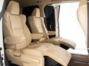 セカンドシートは7人乗りのキャプテンシートタイプとなっております!オットマンも装備してますので、足を伸ばしくつろぐ事が出来ます!