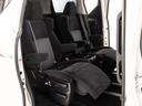 セカンドシートは７人乗りのキャプテンシートタイプとなっております！オットマンも装備してますので、足を伸ばしくつろぐ事が出来ます！