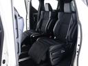 セカンドシートは7人乗りのキャプテンシートタイプとなっております!オットマンも装備してますので、足を伸ばしくつろぐ事が出来ます!