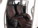 セカンドシートは7人乗りのキャプテンシートタイプとなっております!オットマンも装備してますので、足を伸ばしくつろぐ事が出来ます!