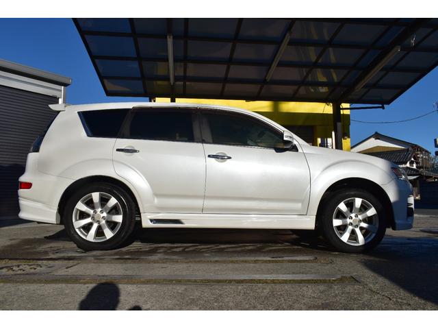 外装はボディやライトも「ピカピカ」に仕上げます。内装は除菌作業を行い清潔感のあるお車だけを展示しております。