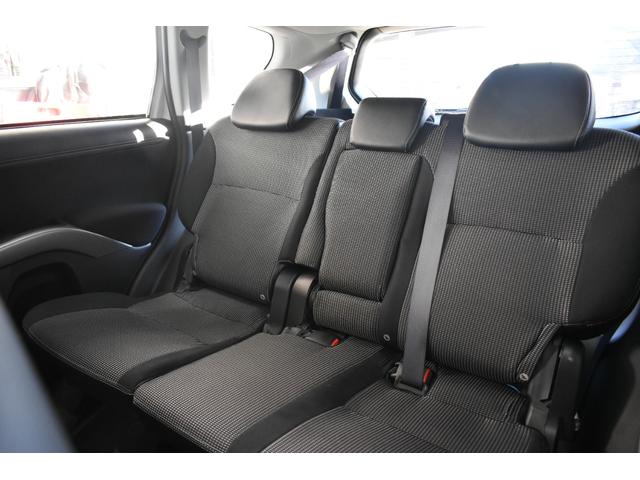 ３列シート７人乗りです！