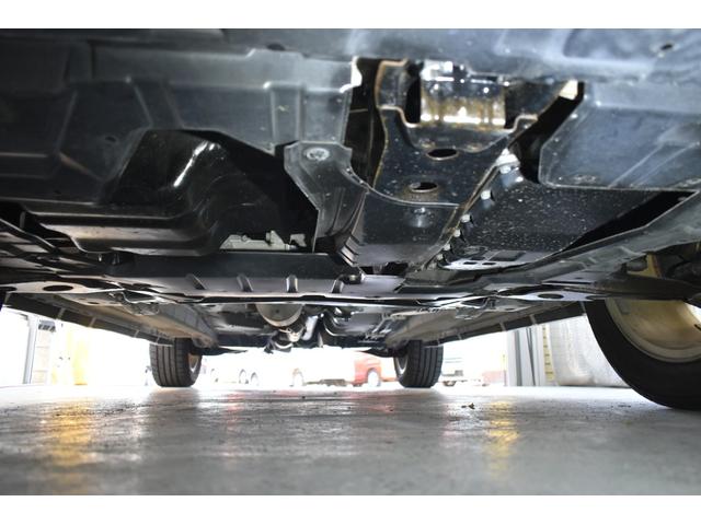 展示前の「下回り」点検です！オイル漏れなども無くキレイですね！
