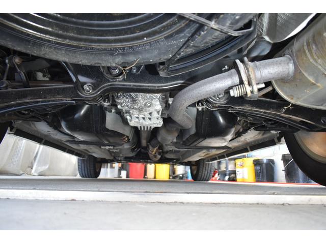 展示前の「下回り」点検です！オイル漏れなども無くキレイですね！