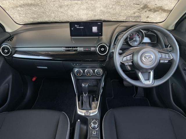 ＭＡＺＤＡ２ １．５　１５ＢＤ　４ＷＤ　３６０°ビューモニター　地デジチューナー　コーナーセンサー　レーンキープアシスト　Ｂｌｕｅｔｏｏｔｈオーディオ　レーダーブレーキ　ＬＥＤ　ＭＲＣＣ　ＥＴＣ　アイドリングストップ　フルセグ　オートライト（2枚目）