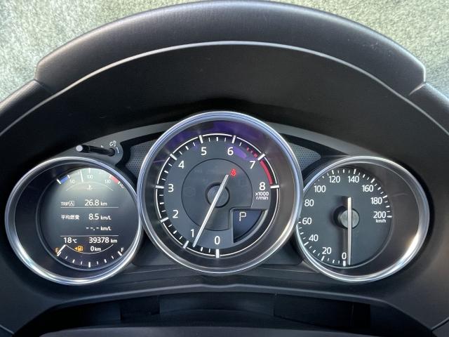 ”ドライバーを中心に一つ一つ丹念に磨き、力強さと上質さが融合した上質なデザインを採用しました！シンプルながらも落ち着いたメーターパネルは大人な雰囲気を演出します。”