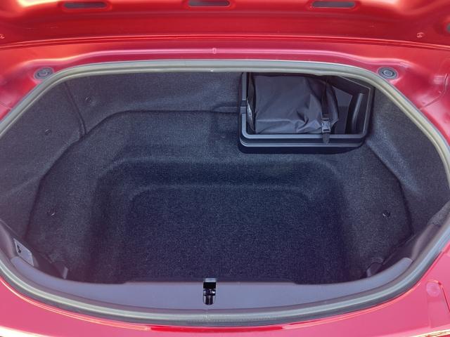 １３０Ｌの容量を持つトランクは航空機持ち込み可能なキャリーバックを２つ積み込める深さと奥行きを確保しています。