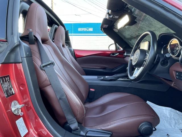 運転席に座ると思わず運転したくなる！メーター廻りは上質な空間が広がります。