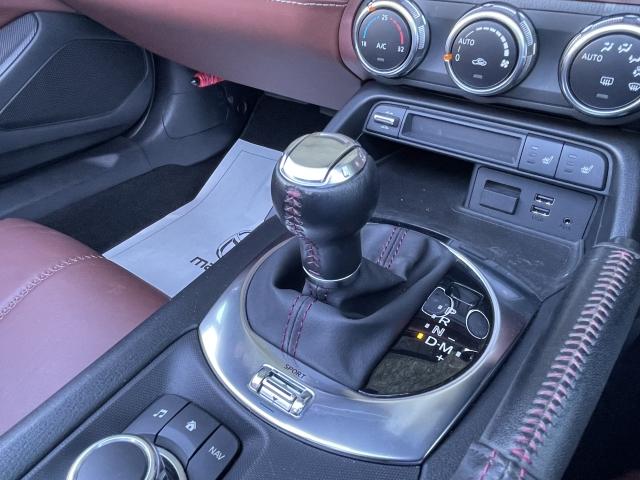 アクセルペダルを踏み込む量や速さに応じて変速パターンを制御し、人馬一体の運転感覚を発揮してくれる６速オートマ！