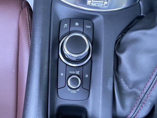 コマンダーコントローラーは腕を自然に下した位置に設置されており、手元を見なくても操作ができる優れもの！