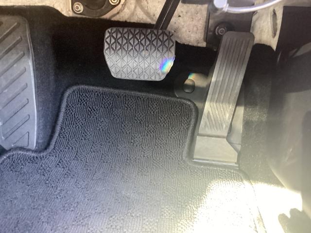 ”負担を感じることなく正確にペダルを操作することが出来ます。体格に関係なく自然でリラックスした運転姿勢をとることが可能です♪”