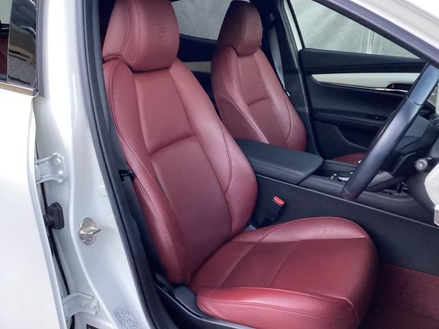 MAZDA3ファストバック 2.0 20S 100周年 特別記念車 赤革 ナビ ETC2.0 ドラレコ 360度ビューモニター スマートブレーキサポート フルセグ 車線逸脱警報 パーキングセンサー ワンオーナー シートヒーター DVD ドラレコ オートライト ETC(7枚目)