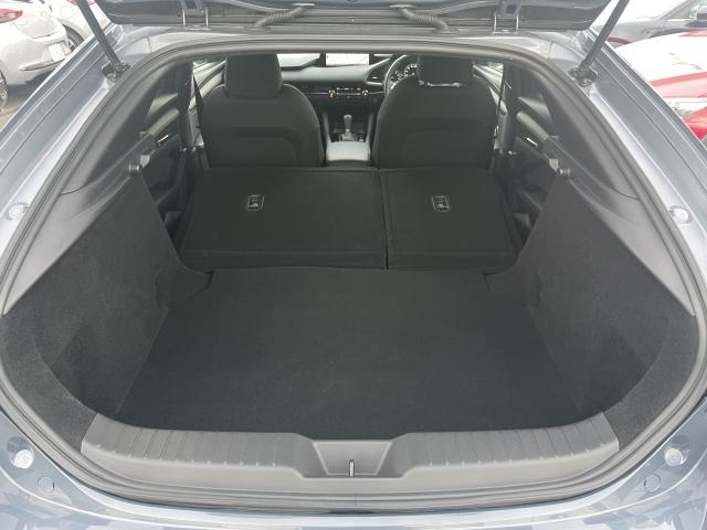 ＭＡＺＤＡ３ファストバック １．５　１５Ｓ　ブラック　セレクション　３６０°セーフティパッケージ　コンフォートパッケージ　シートヒーター　パワーシート　フルセグ　レーダークルーズコントロール　３６０度ビューモニター　ＬＥＤヘッドライト（10枚目）