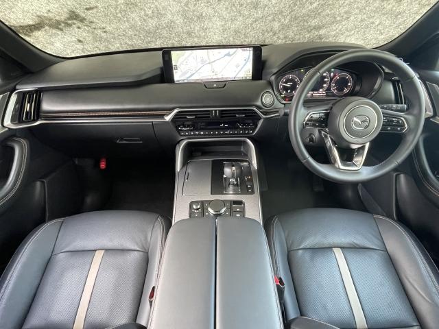 ���L�ȃC���X�g�������g�p�l���ɂ���ă��C�h�Ń��b�`�ȋ�Ԃ�\�����A�O��Ɋт������Ȍ`��̃R���\�[������͋���������������C���e���A�ƂȂ��Ă��܂��B