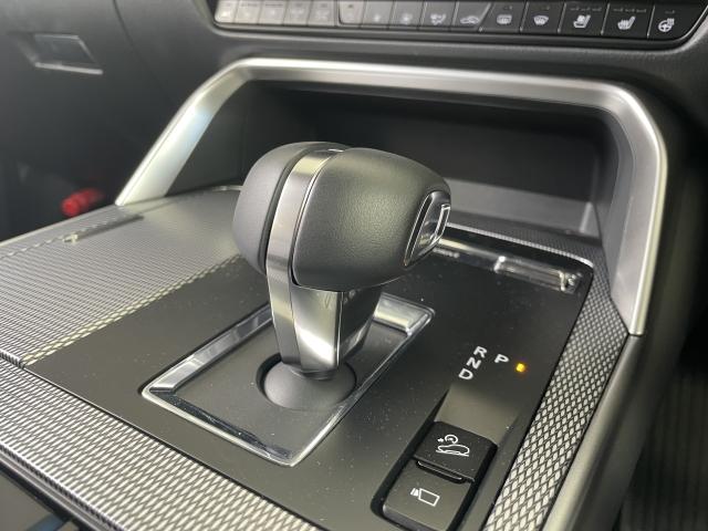 �W���ւ̑��i���ɂ���āA�Ȃ߂炩�ŉ����̗ǂ��ϑ��ƃ_�C���N�g�ȑ��s���\�������B