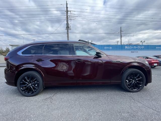 �r�t�u�炵�����X���鑶�݊��̒��ɐD�荞�܂ꂽ�A�V���v���Ȕ������ƃG���K���X������`�B