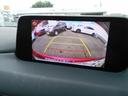バックカメラとサイドカメラを標準装備。センターディスプレイにカメラの映像を映し出し、駐車や運転をサポートします。リアコーナーセンサーは音と目盛りで障害物との距離を知らせます。