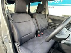 運転席アームレスト付きでゆったりドライブ♪シートも大きく出来ているので座り心地も良いですね！ 7