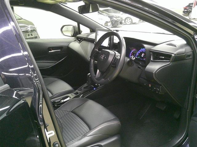 カローラツーリング ハイブリッド　ダブルバイビー　追突軽減ブレーキ　バックモニタ　地デジフルセグ　横滑防止　ナビＴＶ　スマキー　ＬＥＤライト　Ａストップ　デュアルエアバッグ　エアコン　オートクルーズ　サイドエアバッグ　ＥＴＣ付　ＰＳ　キーフリー（7枚目）