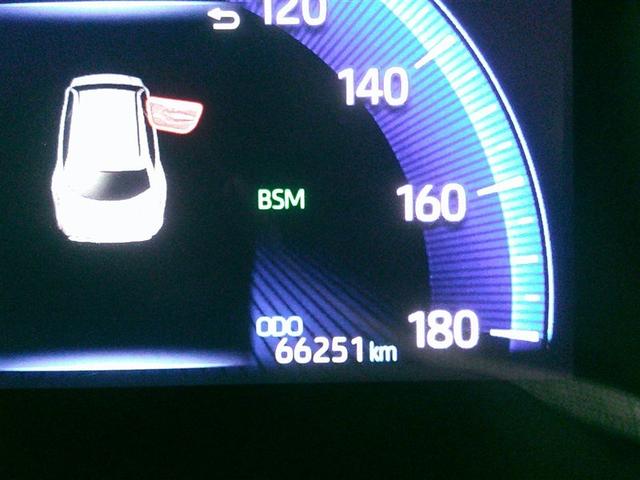 カローラツーリング ハイブリッド　ダブルバイビー　追突軽減ブレーキ　バックモニタ　地デジフルセグ　横滑防止　ナビＴＶ　スマキー　ＬＥＤライト　Ａストップ　デュアルエアバッグ　エアコン　オートクルーズ　サイドエアバッグ　ＥＴＣ付　ＰＳ　キーフリー（15枚目）