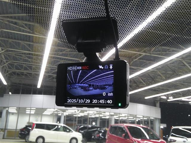 カローラツーリング ハイブリッド　ダブルバイビー　追突軽減ブレーキ　バックモニタ　地デジフルセグ　横滑防止　ナビＴＶ　スマキー　ＬＥＤライト　Ａストップ　デュアルエアバッグ　エアコン　オートクルーズ　サイドエアバッグ　ＥＴＣ付　ＰＳ　キーフリー（21枚目）