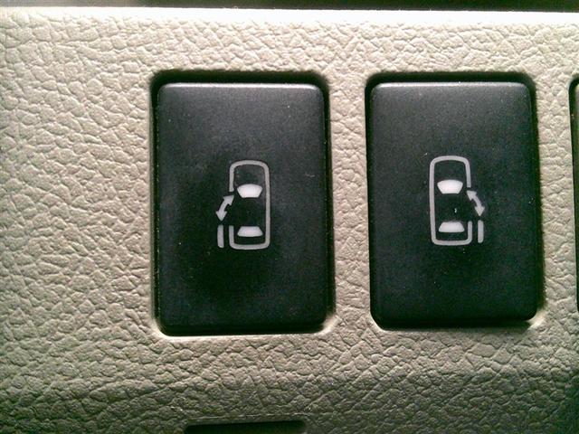 ノア X スマートエディション ナビ&TV リアクーラー キーレス パワーウインドウ スマートキー 3列シート ETC パワーステアリング 盗難防止システム オートエアコン DVD再生 エアバッグ 定期点検記録簿 ABS HDDナビ(18枚目)