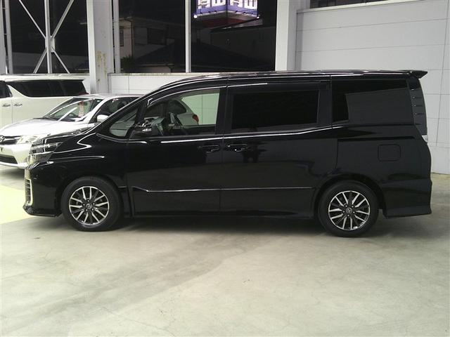 ヴォクシー ＺＳ　地デジ　盗難防止システム　オートエアコン　ダブルエアバッグ　ドライブレコーダー　ＥＴＣ　ＬＥＤヘッドライト　キーレスエントリー　メモリーナビ　ナビＴＶ　３列シート　リアオートエアコン　横滑り防止　ＰＷ（4枚目）