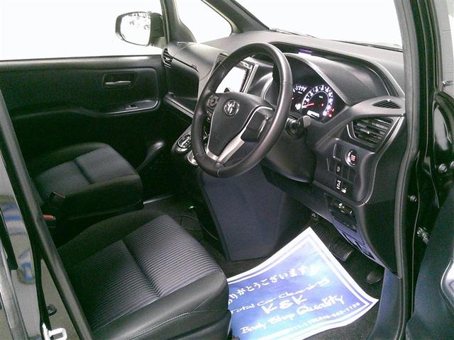 ヴォクシー ＺＳ　地デジ　盗難防止システム　オートエアコン　ダブルエアバッグ　ドライブレコーダー　ＥＴＣ　ＬＥＤヘッドライト　キーレスエントリー　メモリーナビ　ナビＴＶ　３列シート　リアオートエアコン　横滑り防止　ＰＷ（8枚目）