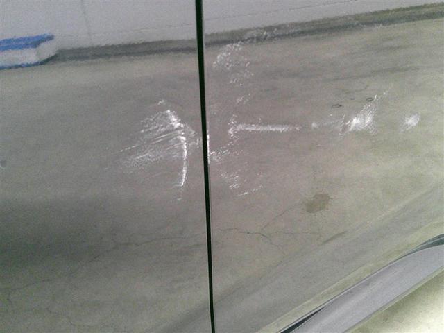 カローラツーリング ハイブリッド　ダブルバイビー　追突軽減ブレーキ　バックモニタ　地デジフルセグ　横滑防止　ナビＴＶ　スマキー　ＬＥＤライト　デュアルエアバッグ　エアコン　オートクルーズ　サイドエアバッグ　ＰＳ　キーフリー　ＡＢＳ　エアバック（4枚目）