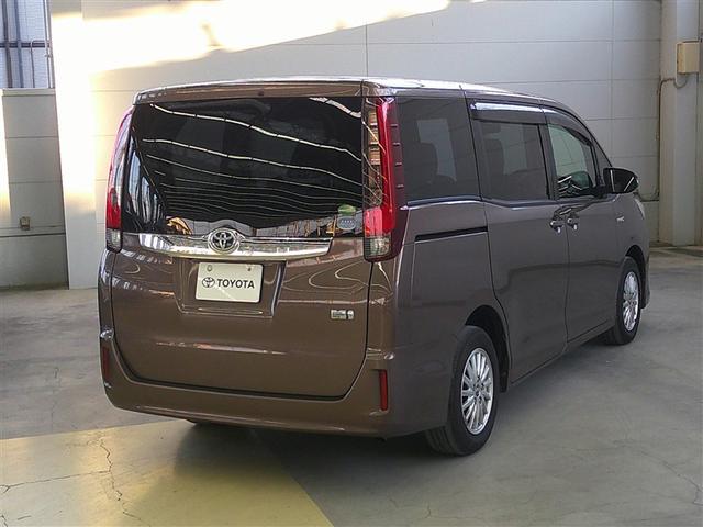 ノア ハイブリッドＸ　両側電動ドア　Ｂカメラ　１オーナー　ＤＶＤ再生可　横滑り防止　エアバック　オートエアコン　リアクーラー　パワーウィンドウ　メモリ－ナビ　ＡＷ　ＬＥＤヘッド　キーフリー　ウォークスルー　Ｄレコ　パワステ（5枚目）