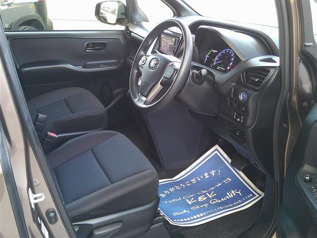 ノア ハイブリッドＸ　両側電動ドア　Ｂカメラ　１オーナー　ＤＶＤ再生可　横滑り防止　エアバック　オートエアコン　リアクーラー　パワーウィンドウ　メモリ－ナビ　ＡＷ　ＬＥＤヘッド　キーフリー　ウォークスルー　Ｄレコ　パワステ（8枚目）