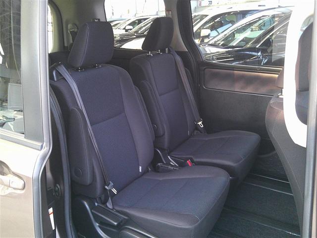 ノア ハイブリッドＸ　両側電動ドア　Ｂカメラ　１オーナー　ＤＶＤ再生可　横滑り防止　エアバック　オートエアコン　リアクーラー　パワーウィンドウ　メモリ－ナビ　ＡＷ　ＬＥＤヘッド　キーフリー　ウォークスルー　Ｄレコ　パワステ（9枚目）