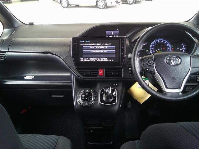 ノア ハイブリッドＸ　ディライトプラス　地デジ　ＬＥＤ　リアエアコン　ＤＶＤ再生可　スマキー　横滑り防止　メモリーナビ　ＥＴＣ車載器　パワステ　パワーウインドウ　ＡＢＳ　エアバッグ　オートエアコン　盗難防止装置　アルミ　キーレス　３列シート（8枚目）