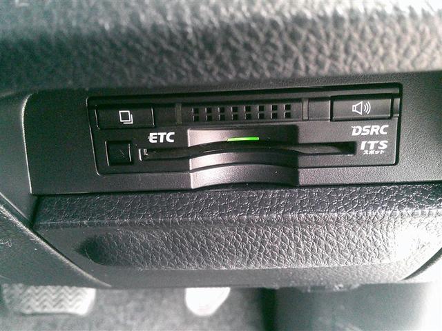 ノア ハイブリッドＸ　ディライトプラス　地デジ　ＬＥＤ　リアエアコン　ＤＶＤ再生可　スマキー　横滑り防止　メモリーナビ　ＥＴＣ車載器　パワステ　パワーウインドウ　ＡＢＳ　エアバッグ　オートエアコン　盗難防止装置　アルミ　キーレス　３列シート（12枚目）