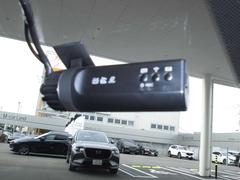 運転中の映像を記録して、交通事故やトラブルが起きた時の正確な状況把握に役立つドライブレコーダーが装着されています。 5