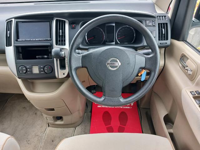 セレナ  福祉車両 スローパー 電動スロープ 電動固定 オートステップ アシストグリップ 3列8人乗り ナビ TV ETC Bカメラ(5枚目)