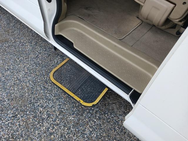 セレナ  福祉車両 スローパー 電動スロープ 電動固定 オートステップ アシストグリップ 3列8人乗り ナビ TV ETC Bカメラ(6枚目)